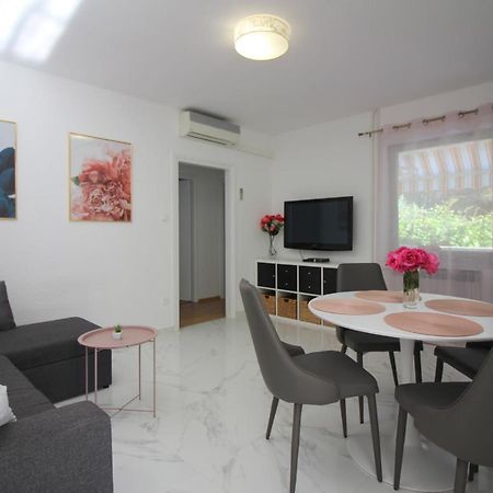 Modern Apartment Sabina With Nice Garden Poreč Buitenkant foto