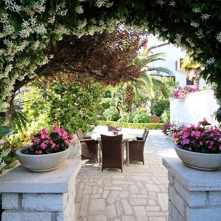 Modern Apartment Sabina With Nice Garden Poreč Buitenkant foto