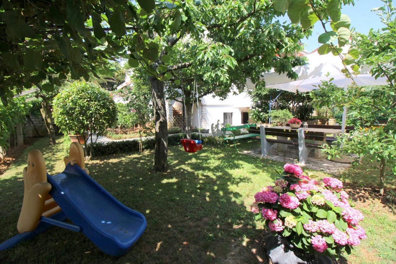 Modern Apartment Sabina With Nice Garden Poreč Buitenkant foto