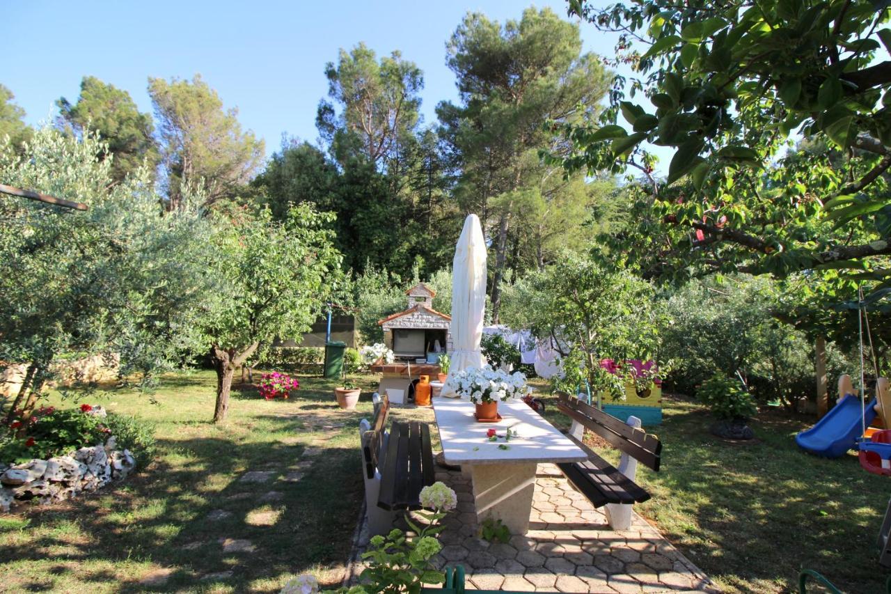 Modern Apartment Sabina With Nice Garden Poreč Buitenkant foto