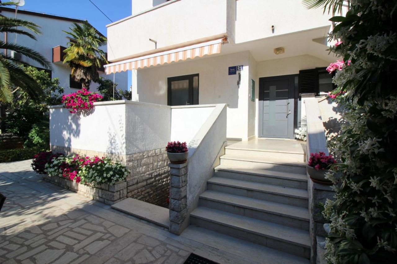 Modern Apartment Sabina With Nice Garden Poreč Buitenkant foto