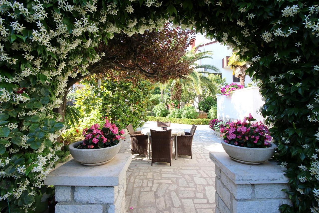 Modern Apartment Sabina With Nice Garden Poreč Buitenkant foto